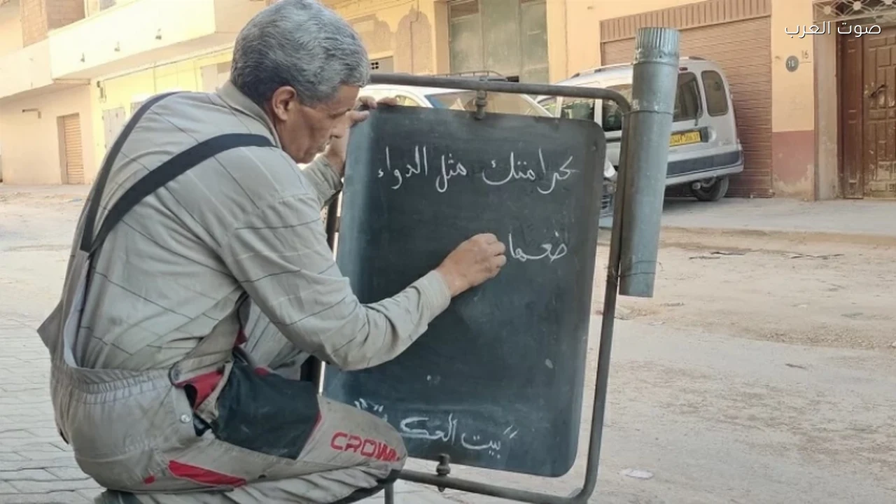 ورشة حدادة في الجزائر تتحول إلى ملتقى للحكمة والفلسفة