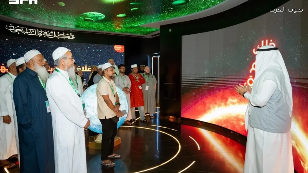 250 معتمراً من 21 دولة يزورون متحف السيرة النبوية في المدينة المنورة