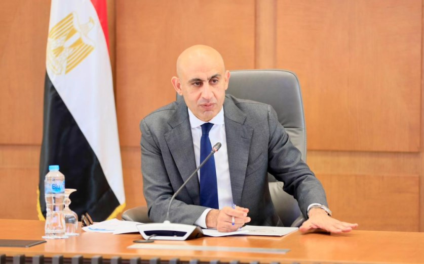 الحكومة تبحث زيادة مرتبات المعلمين بحلول العام الدراسي المقبل