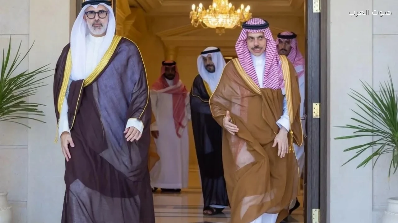 وزير الخارجية يبحث مع نظيره الكويتي خفض التصعيد واستعادة الأمن والاستقرار في المنطقة